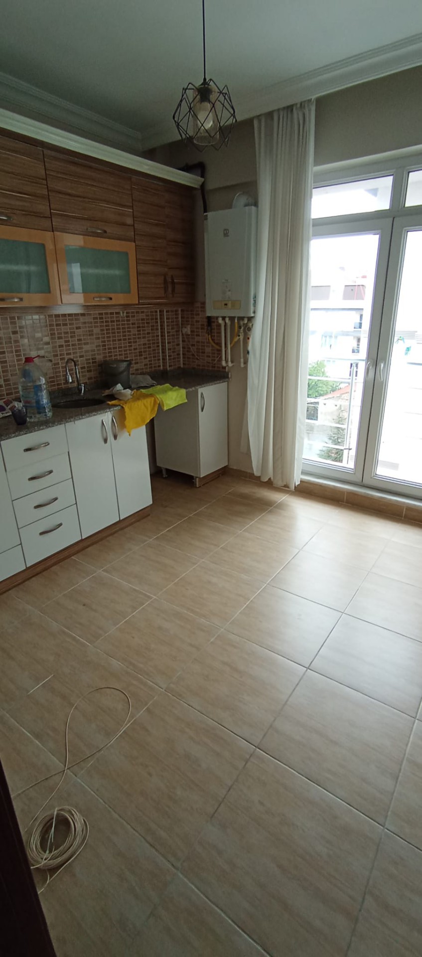 Göztepe Mh 3/3 katı. 2+1, 85 m2 13 yıllık. Kombi, full yapılı. 16000tl tramvay durak yakınıkiralık