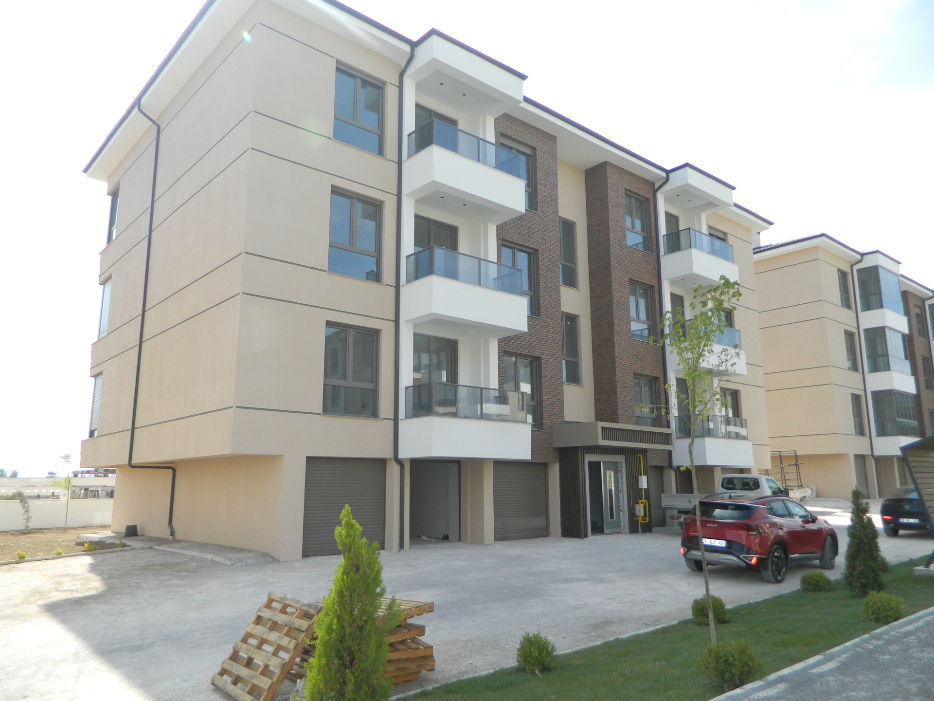 DOĞRUÖZ'DEN SÖĞÜTÖNÜ HAVUZLU SİTE İÇİNDE LÜKS KİRALIK 3+1 DAİRE